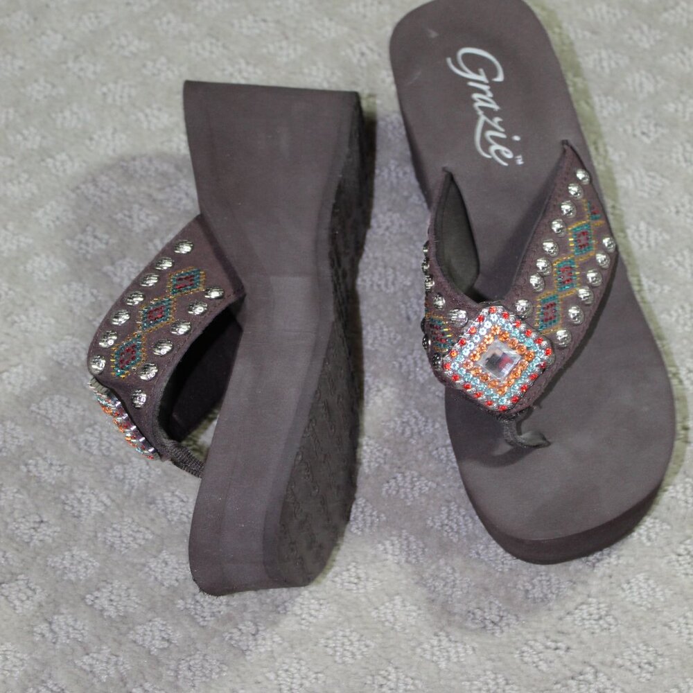 NWOT Grazie Women's 7 Leather Studded Bling Flip Flops